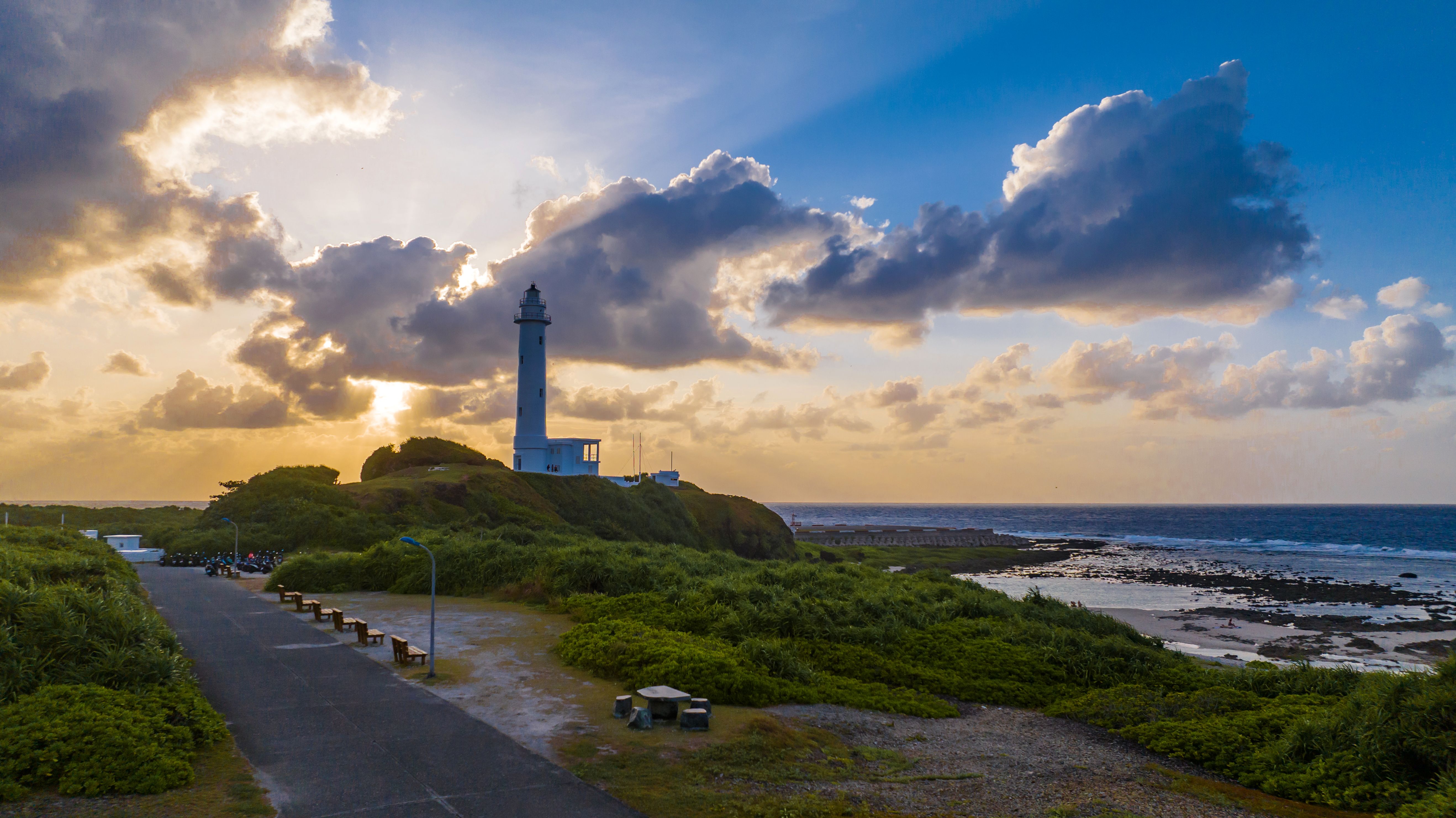 綠島燈塔|1939 年純白圓塔,西北海岸地標|Green Island Lighthouse 1939